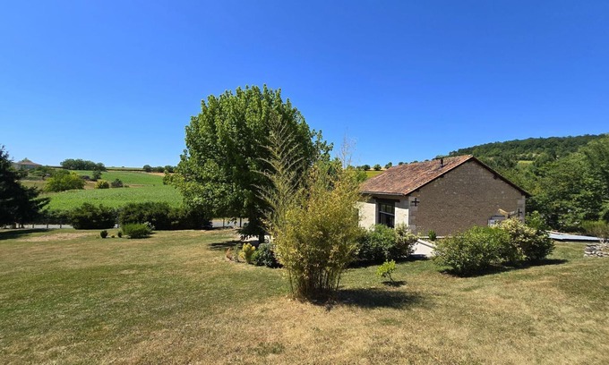 Comberanche-et-Epeluche Cottage | Bright cottage with enclosed garden and parking