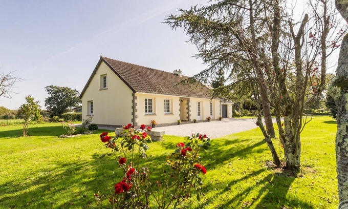 Yvetot-Bocage Cottage | Bright house with pellet stove and garden near Valognes.