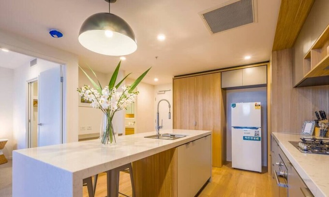 Woolloongabba Apartment | Bright One Bedroom Apartment with Parking