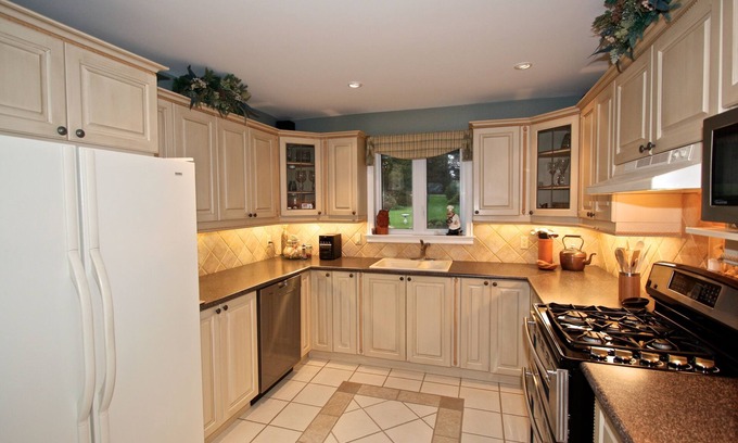Picton House | Bright Sky, Sheba’s Island, sleeps12 - near Sandbanks Prince Edward County