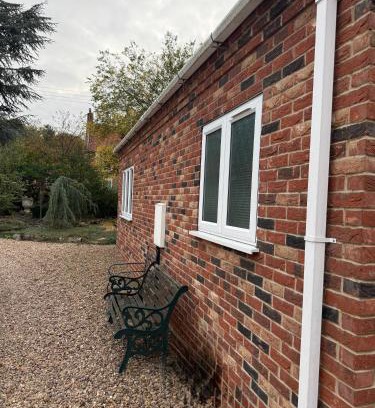 Rampton House | Bright, Stylish 1 KS Bed Bungalow with Private Garden