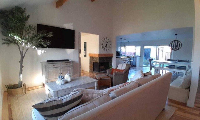 Petaluma House | Bright & Stylish Home Stay Minutes from Wineries