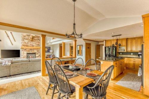 Welches House | Brightside Retreat by Salmon River - Family Friendly Spacious Peaceful Deck