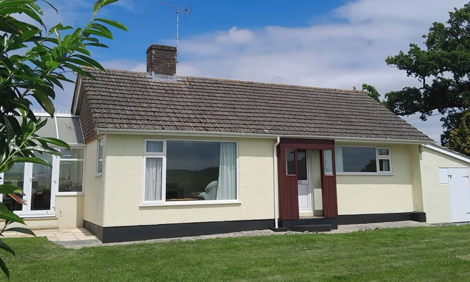 Bridport Cottage | BROADSTONES, pet friendly, country holiday cottage in Bridport