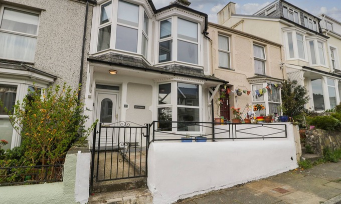 Borth-y-Gest Cottage | BRYN DERFEL, pet friendly, character holiday cottage in Porthmadog