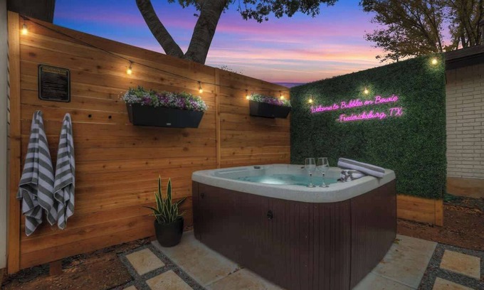 Fredericksburg House | Bubbles on Bowie Walk to Main St