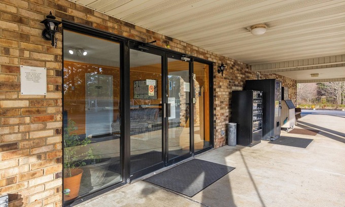 Orlinda Hotel | Budget Host Inn by Hotel O Portland near I-65