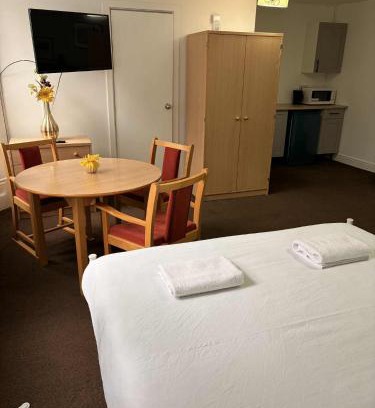 Gosport Apartment | Budget Studio - Central Gosport with Free Parking
