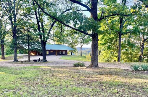 Tahlequah House | Buffalo Cabin Gorgeous Illinois River view