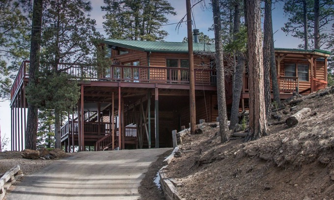Ruidoso Cabin | Buffalo Lodge, 7BRs, Hot Tub, Pool Table, Multiple Decks, Wi-Fi, Sleeps 16