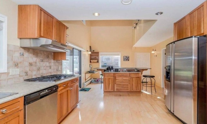 Delta House | Bungalow close to beach, Tsawwassen Town Centre Mall, Victoria Ferry Terminal