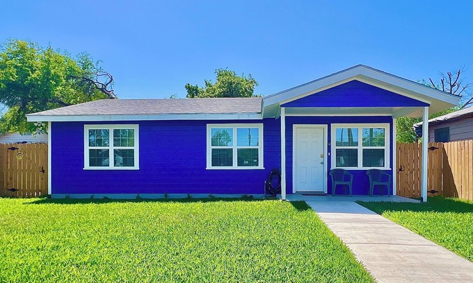 Mitte Cultural District House | Bungalow on Polk - 2BD/1BA Home in Brownsville