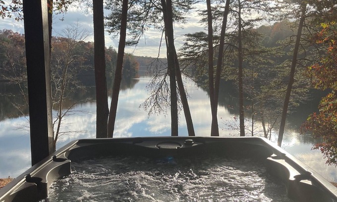 Jasper Cabin | Burnt Mountain Waterfront Log Cabin, with 6person Spa