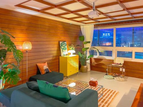 Choryang Apartment | Busan Station KTX 1 minute distance house, emotional interior, large flat, central location