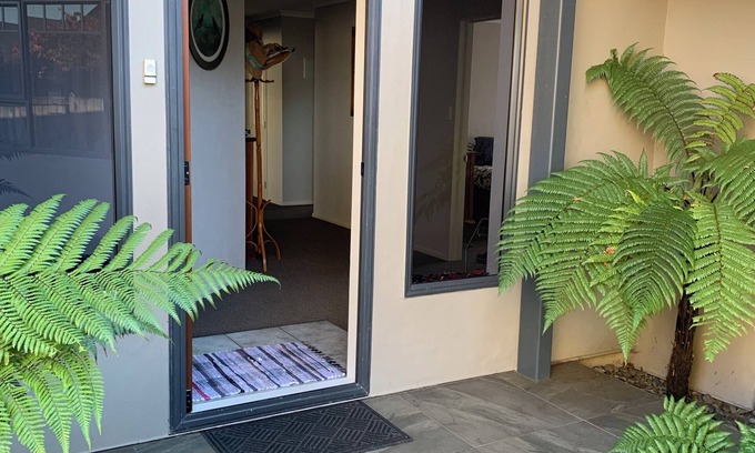 Palmerston North Bed & Breakfast | Business or fun come relax. A quiet neighbourhood with lovely walking tracks.