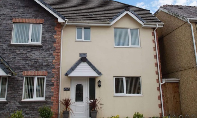 Ammanford House | Bwthyn y Gors in Swansea Valley