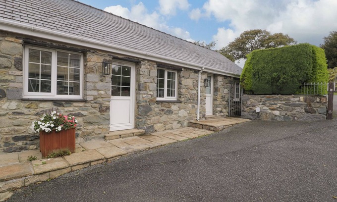 Brynrefail Cottage | BWYTHYN YR WYDDFA, pet friendly in Llanberis