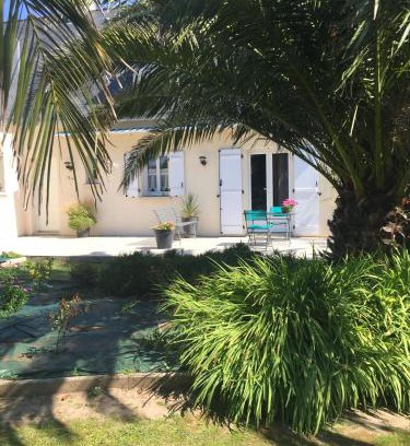 Quettehou Bed & Breakfast | Côté jardin des Charmilles