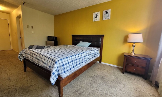 Beverly Hills Hotel | (C01) Large Unit with Private Bath