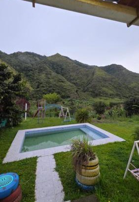 Apuela Ski Chalet | Cabaña rústica con encanto y luces cálidas para noches inolvidables