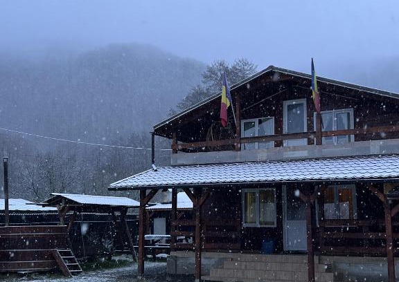 Petrila Ski Chalet | Cabană la poalele munților cu ciubăr