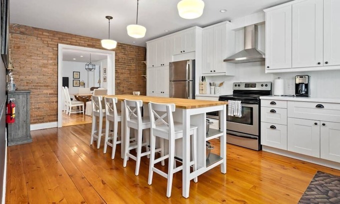 Bloomfield House | Cabernet in The County! Perfect Oasis in PEC