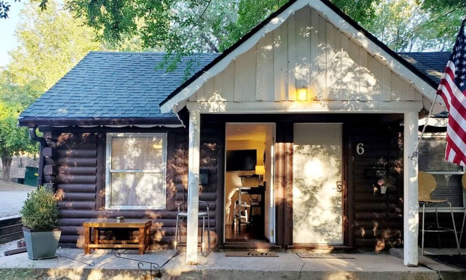 Glenwood Springs Cabin | Cabin 07 PETS OK 🐾Rustic Old West Studio+Kitchen