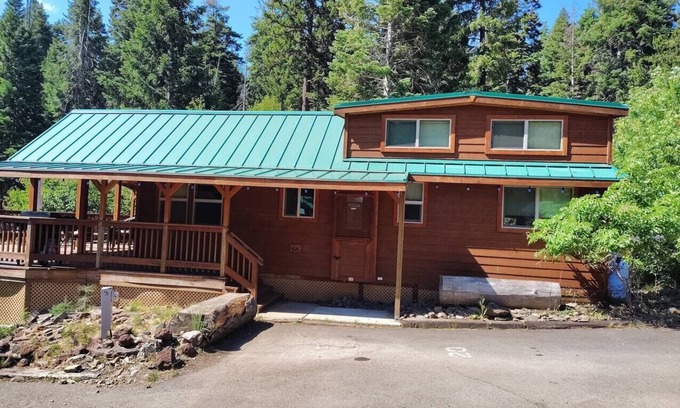 Ashland House | Cabin #20 at Hyatt Lake Resort