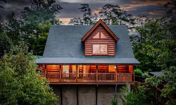 Sevierville House | Cabin-n-Smokys! Indoor Resort Pool Views Hot Tub Game Room