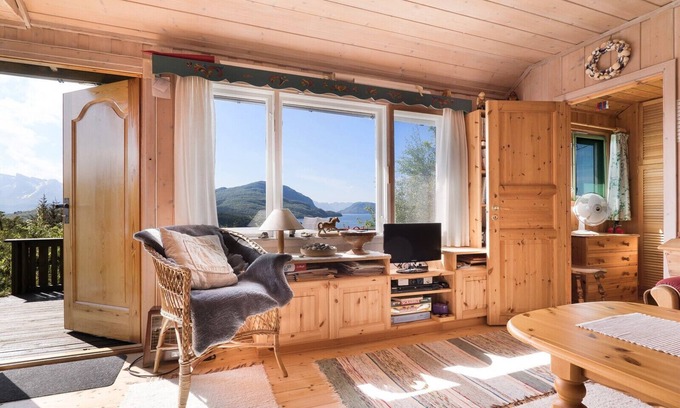 Meloy Cabin | Cabin - Sleeps 6 - Pets Ok - Pato - Parking