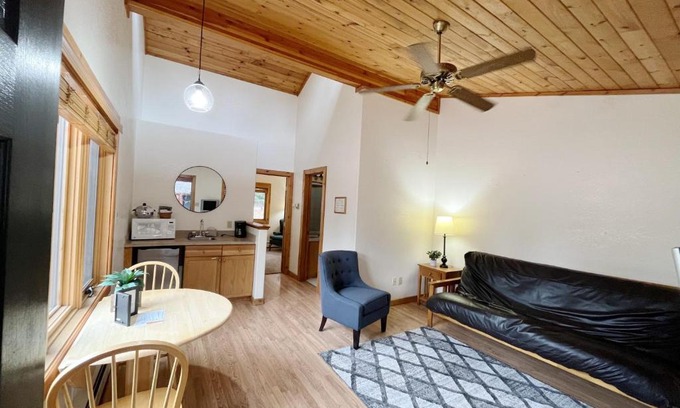 Woodland Park Bed & Breakfast | Cabin suite bed and breakfast