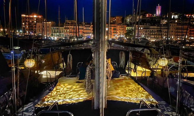 Cannes Old Town Boat Rental | Cabine privée dans un voilier aménagé cosy