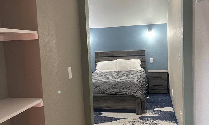 Longmont Hotel | Cabins on Main Longmont