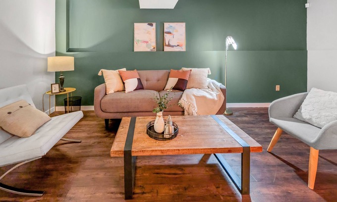 Sunnyside House | Calgary Bow River Haven - 3-Bed Bi-Level Suite