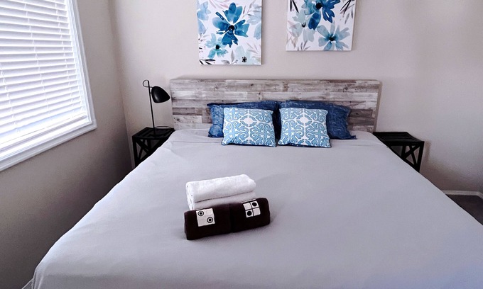 Arbour Lake House | Calgary- single king room &private bathroom close LRT&free parking