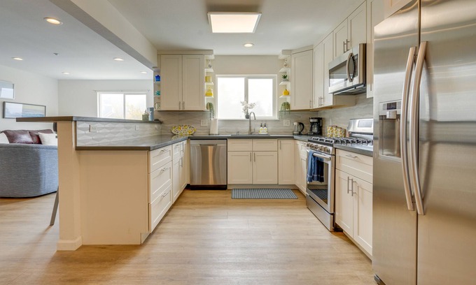 Edgemar - Pacific Manor House | California Vacation Rental w/ Smart TV & Balcony