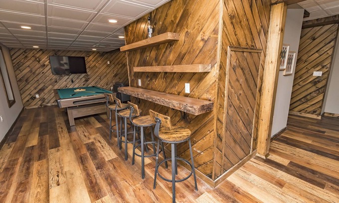 Cresco House | CamelbackSKI 4BR+BonusRoom Firepit,Hottub,Casino,Kalahari Linens !