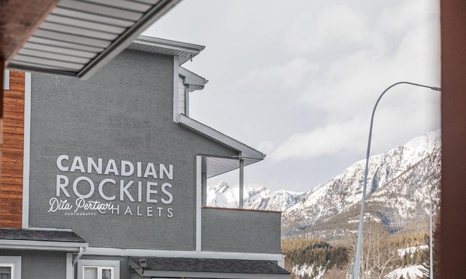 Canmore Apartment | Canadian Rockies Chalets by Trilink - 2 & 3 Bedroom Condos - Self Check-In - Walking Distance to Downtown - Free Parking - Pet-Friendly - No AC
