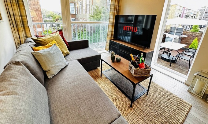 Limehouse Apartment | Canarywharf Apartments by Sleepy