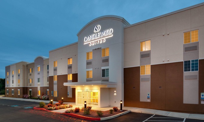 Harrisburg Hotel | Candlewood Suites Harrisburg I-81 - Hershey Area by IHG