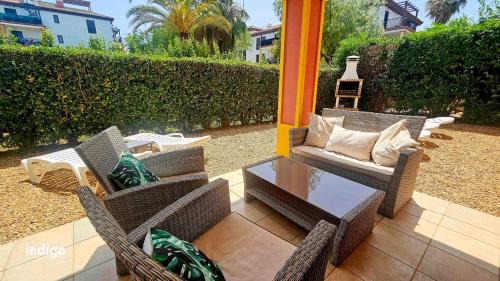 Costa Esuri Apartment | (CAP001) Con jardín y acceso a la piscina.