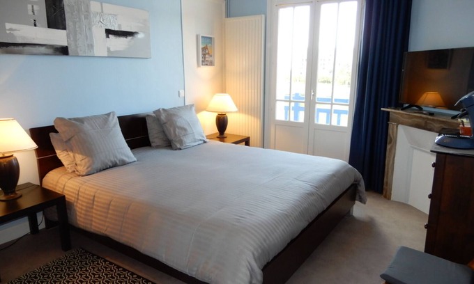 Mers-les-Bains Bed & Breakfast | CAPRICES DE PLAGE Room with double bed, whirlpool bath, nice balcony, view 300 m from the beach