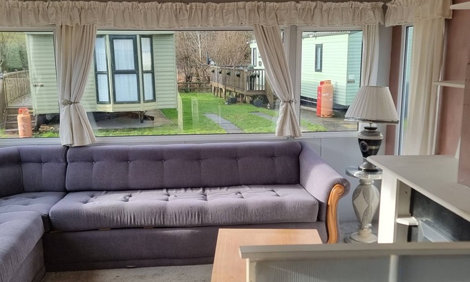 Llanfair Caereinion Villa | Caravan - Sleeps 8, pet friendly & hot tub