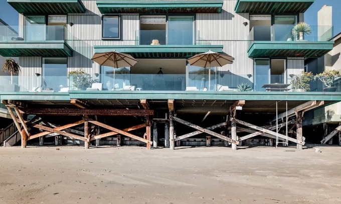 Eastern Malibu Villa | Carbon Beach