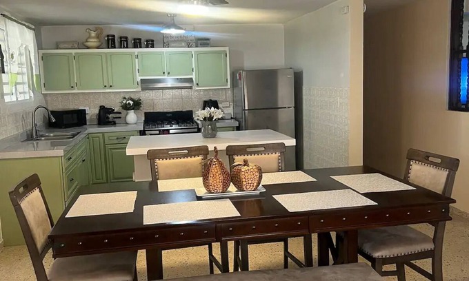 Camaceyes House | CariBnB, 7 minutes from Airport & 11 to Beachesn
