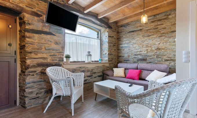 Trabada Apartment | Casa 'A Corte' with Mountain Views and Private Garden