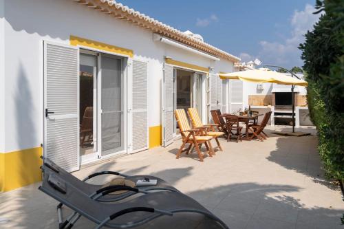 Pedras Pretas House | Casa da Graça by An Island Apart