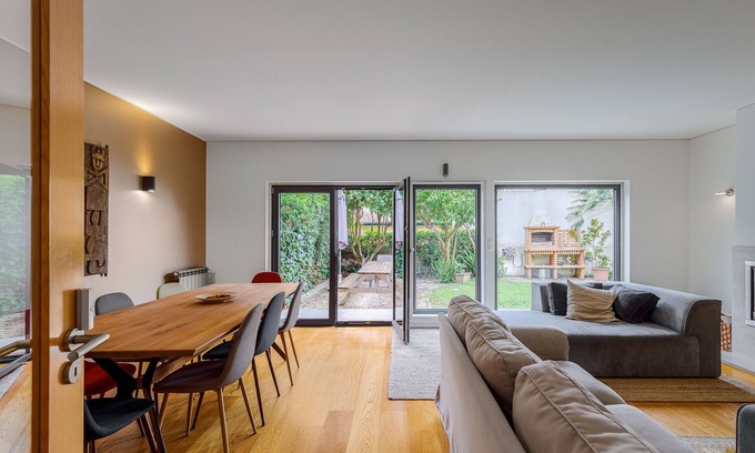 Cascais House | Casa das Fontes – House of Wells with Mountain View, Private Garden and Wi-Fi