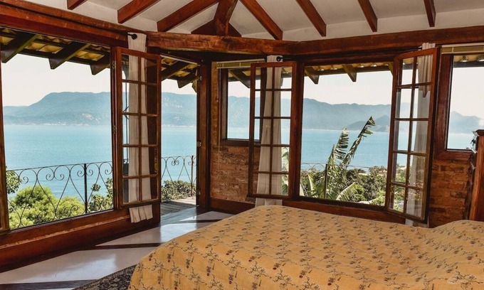 Ilhabela House | Casa de Praia em Condomínio Fechado com Churrasqueira e Piscina à Beira mar