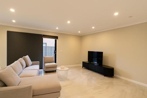 Mount Cottrell House | Casa Del Aria - Contemporary, Luxe Linens